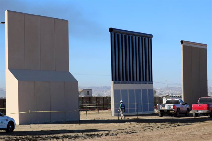 Fotografía de tres prototipos de muro fronterizo del presidente Donald Trump, en la frontera entre Estados Unidos y México.