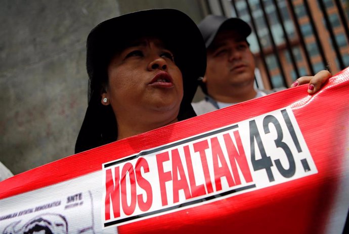 Un familair de los 43 desaparecidos de Ayotzinapa durante una manifestación.