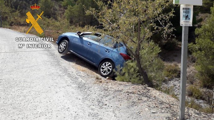 Coche con riesgo de vuelco en Serón (Almería)