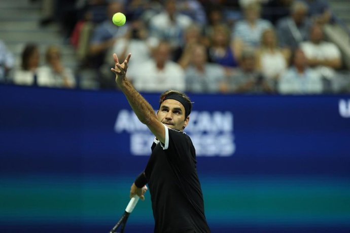 03 September 2019, US, New York: Swiss tennis player Roger Federer in action against Bulgaria's Grigor Dimitrov during their men's singles quarter-final tennis match of the 2019 US Open Grand Slam tournament at the Arthur Ashe Stadium. Photo: -/SMG via 