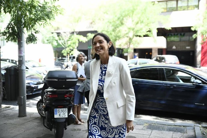 La ministra de Industria, Comercio y Turismo en funciones, Reyes Maroto, a su llegada a la reunión de la Comisión de Competitividad, Comercio y Consumo de la CEOE en Madrid.