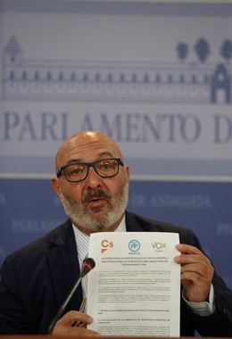 El portavoz parlamentario de Vox en Andalucía, Alejandro Hernández, en rueda de prensa mostrando el acuerdo presupuestario firmado con el Gobierno andaluz de PP-A y Cs