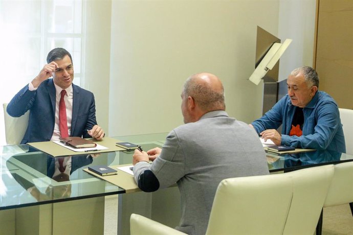 El presidente del Gobierno en funciones, Pedro Sánchez, recibe a los líderes de UGT y CCOO en La Moncloa