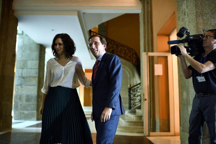 La presidenta de la Comunidad de Madrid, Isabel Díaz Ayuso, recibe al alcalde de Madrid, José Luis Martínez-Almeida, a las puerta de la Real Casa de Correos de Madrid, con motivo de su reunión para fomentar la colaboración entre ambas administraciones.