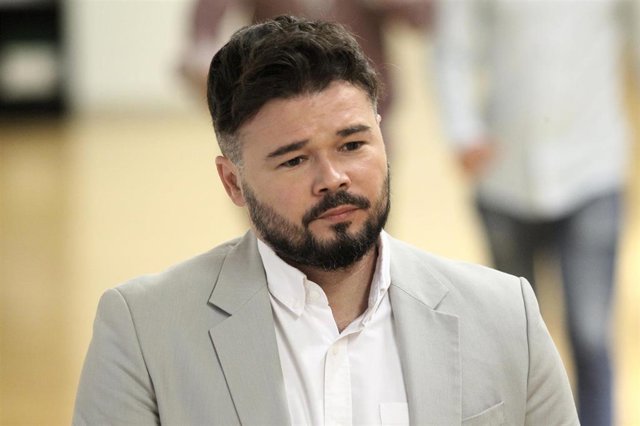 El portavoz de ERC en el Congreso de los Diputados, Gabriel Rufián, se dirige a su reunión con el PSOE dentro de la nueva ronda de encuentros previos a la investidura del candidato socialista.
