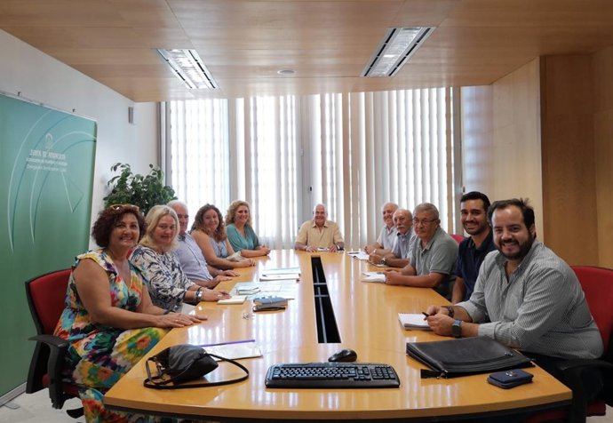 Nota De Prensa, Foto Y Audio De La Consejería De Fomento (Reunión De La Delegada De Fomento, Mercedes Colombo, Con La Plataforma A 2003)