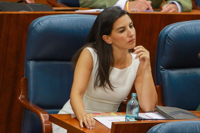 La portavoz de Vox en la Asamblea de Madrid, Rocío Monasterio, sentada en su escaño durante el debate del segundo pleno de investidura de la candidata del PP a la Presidencia de la Comunidad de Madrid.