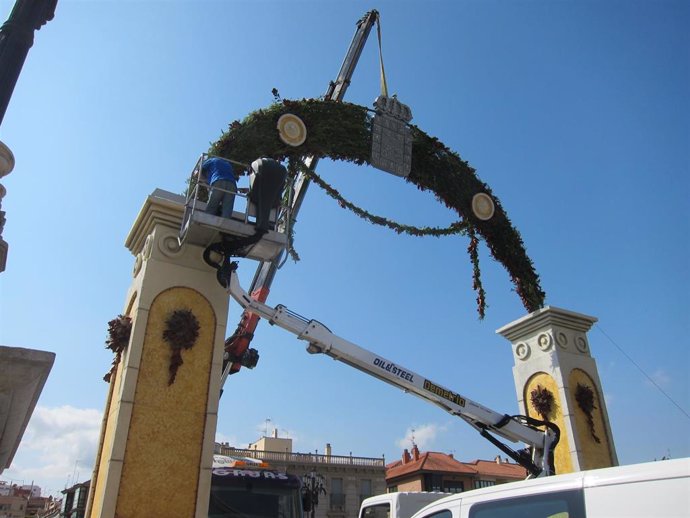 El acto floral que corona el Puente de los Peligros con motivo de la Feria de Murcia