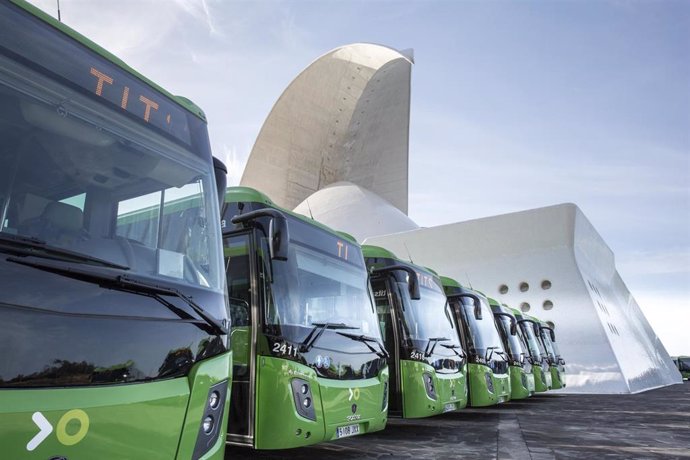 Guaguas de la compañía Titsa aparcadas junto al Auditorio de Tenerife