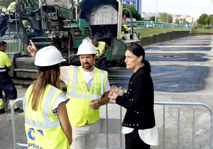 La alcaldesa de Santander, Gema Igual, visita las obras de renovación del entorno del campo de fútbol de El Sardinero