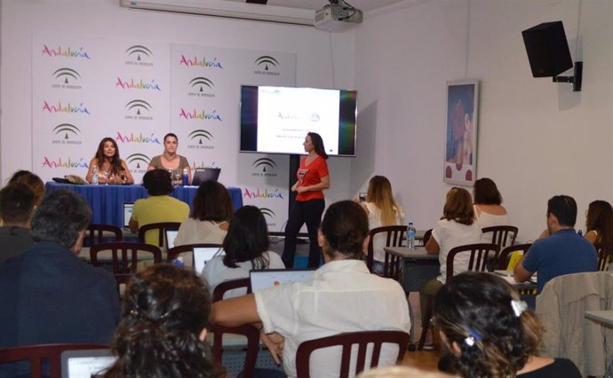 La delegada de Turismo, Regeneración, Justicia y Administración Local en Málaga, Nuria Rodríguez, asiste al taller 'Instagram para pymes'.