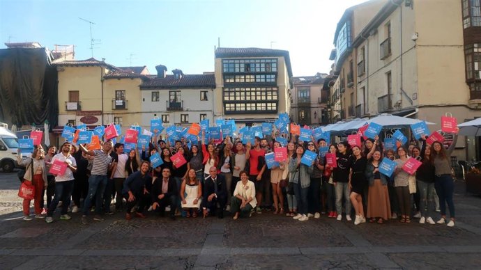 El alcalde de León, José Antonio Diez, en la plaza de San Marcelo junto al centenar de estudiantes Erasmus que han llegado a León.