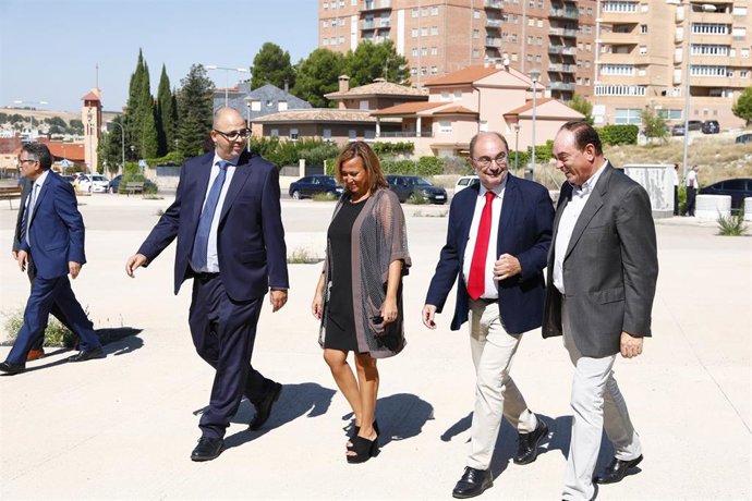 El presidente del Gobierno de Aragón, Javier Lambán, y la consejera de Presidencia, Mayte Pérez, han visitado la D.O. Jamón de Teruel.