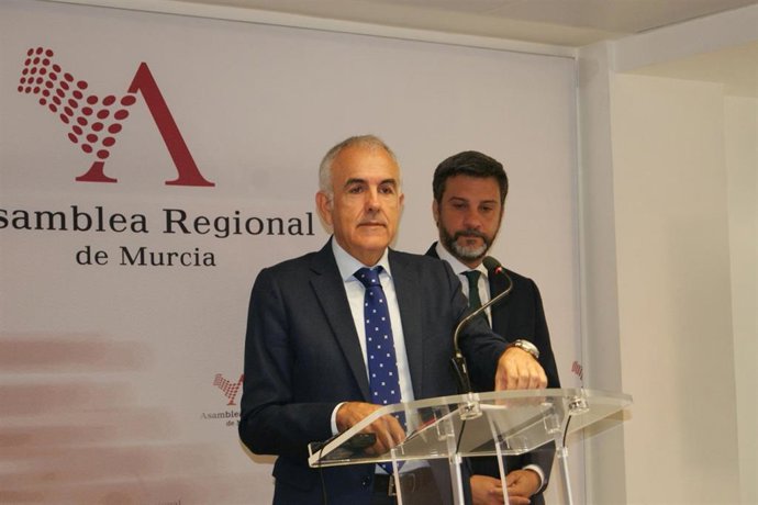 El viceportavoz del Grupo Parlamentario Socialista Alfonso Martínez Baños, y Joaquín López en foto de archivo