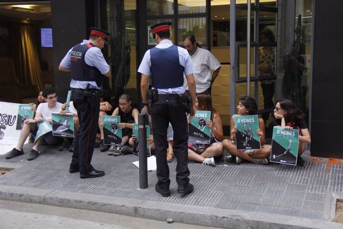 Los Mossos desalojan una docena de miembros de Arran encadenados a Turismo de Barcelona
