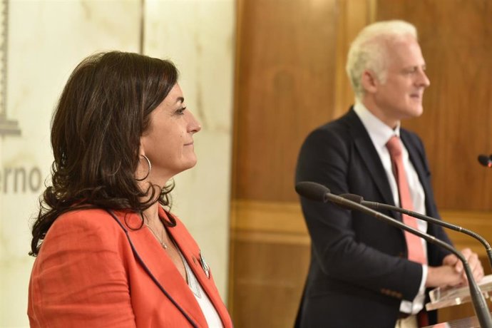 La presidenta del Gobierno, Concha Andreu, en comparecencia de prensa con el alcalde de Logroño, Pablo Hermoso de Mendoza