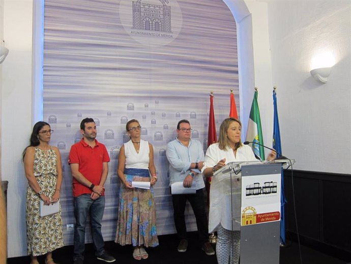La delegada de Festejos, Ana Aragoneses junto con otros delegados municipales hace balance de la Feria de Mérida