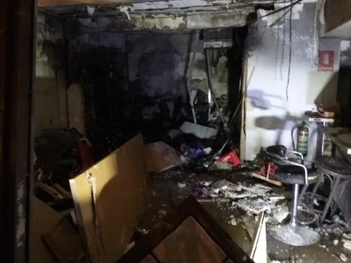 Leganés.- Bomberos extinguen un incendio provocado por la explosión en un local