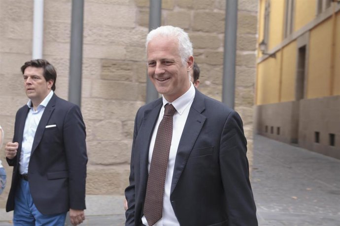 El alcalde de Logroño con el PSOE, Pablo Hermoso de Mendoza, a su llegada a la primera sesión del debate de investidura de la candidata socialista, Concha Andreu, como presidenta de La Rioja.
