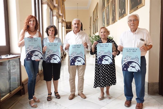 El concejal delegado de Churriana, José del Río, junto con representantes de colectivos y asociaciones participantes, presenta la IV Edición de 'La Noche se hace Arte'.