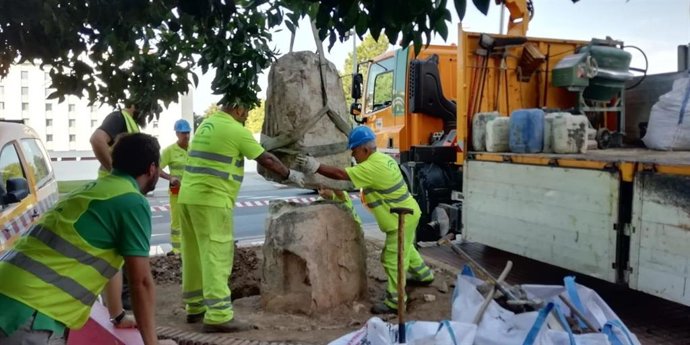 Colocación del monolito que sostendrá al nuevo busto de homenaje a 'Guerrita'.