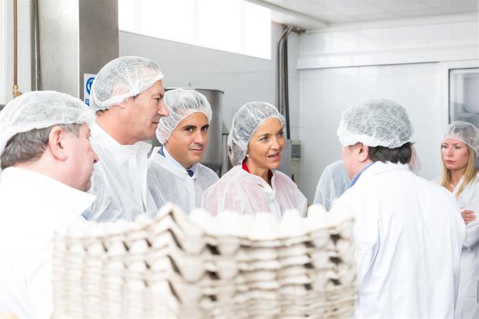 La ministra Reyes Maroto visita la fábrica Sobaos Serafina junto a Zuloaga y Blanco