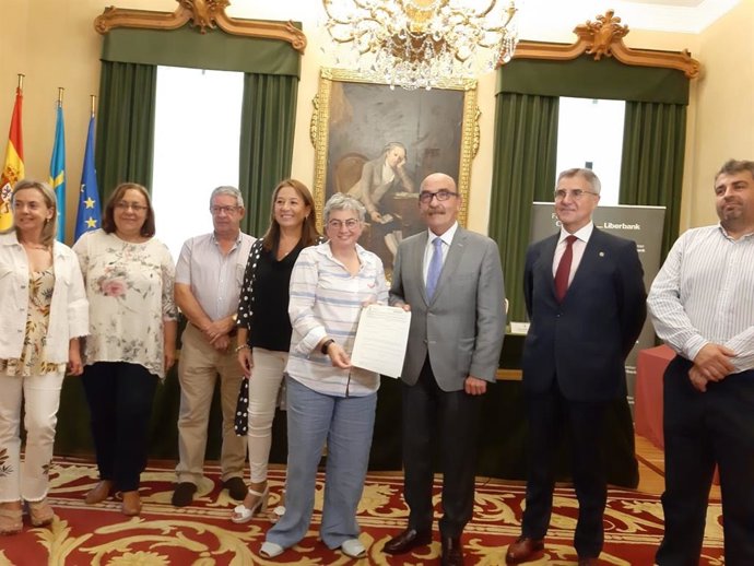 Firma del convenio de cesión de un inmueble entre el Ayuntamiento de Gijón y la Fundación Bancaria Cajastur para ser sede vecinal y de Adansi