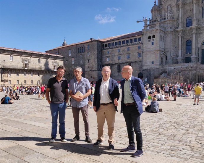 Alcalde de Santiago, Xosé Sánchez Bugallo,con el presidente  de la Diputación de A Coruña, el concejal de Medio Rural y un representante de Ficrural