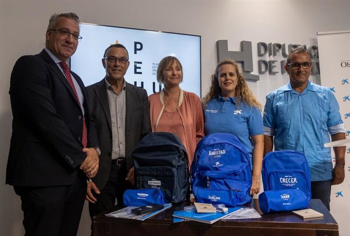 El presidente de la Diputación de Huelva, Ignacio Caraballo, con los kids para los menores en situación de riesgo de La Caixa.