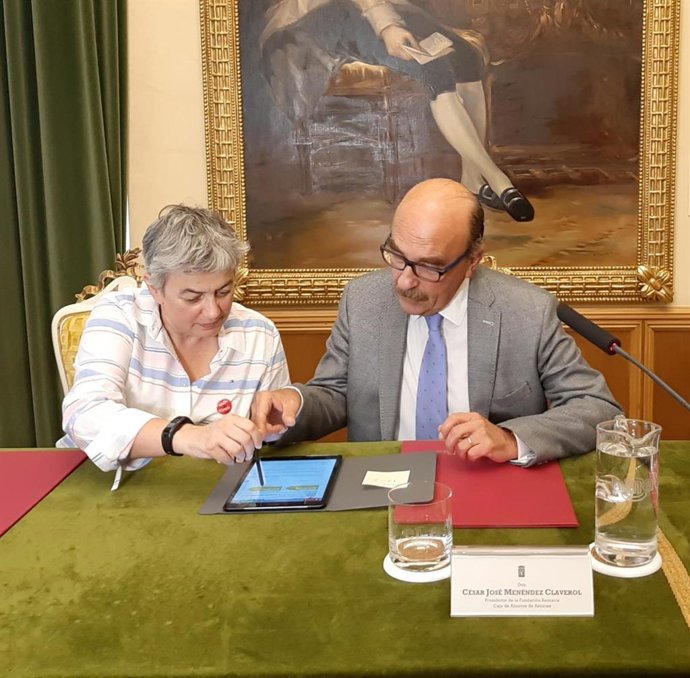 La alcaldesa de Gijón, Ana González,  y el presidente de la Fundación Bancaria Cajastur, César Menéndez Claverol, firman un convenio de cesión de las antiguas escuelas de Castiello de Bernueces