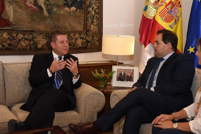 Imagen de la reunión entre el presidente de C-LM, Emiliano García-Page, y el presidente del PP regional, Paco Núñez