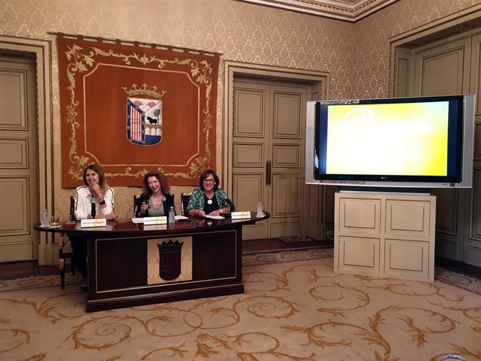 Eva Santolino, Ana Suárez e Isabel Macías, de izquierda a derecha, en la presentación de los 'Premios +50 Emprende'.