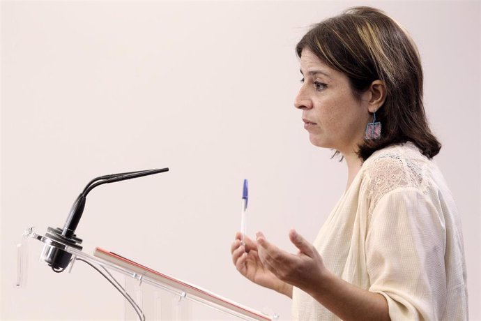 La portavoz del PSOE en el Congreso, Adriana Lastra, ofrece una rueda de prensa  tras su reunión con el  ERC dentro de la nueva ronda de encuentros previos a la investidura del candidato socialista.