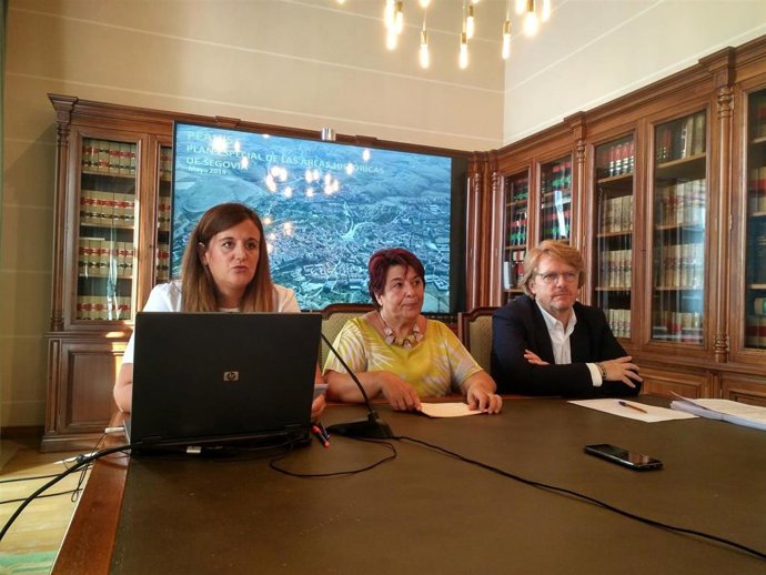 Imagen de la rueda de prensa para anunciar la presentación al pleno del PEAHIS, en la que aparecen de izquierda a derecha la concejal de Urbanismo, Clara María Martín; la alcaldesa de Segovia, Clara Luquero y el concejal de Desarrollo Económico y Empleo.