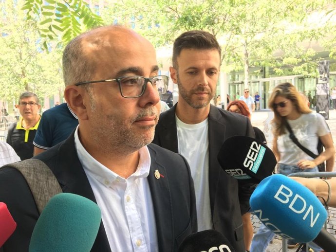 Los exconcejales de Badalona Oriol Lladó y José Téllez, ante los medios tras salir del juicio por supuestamente abrir el Ayuntamiento el 12-O de 2016