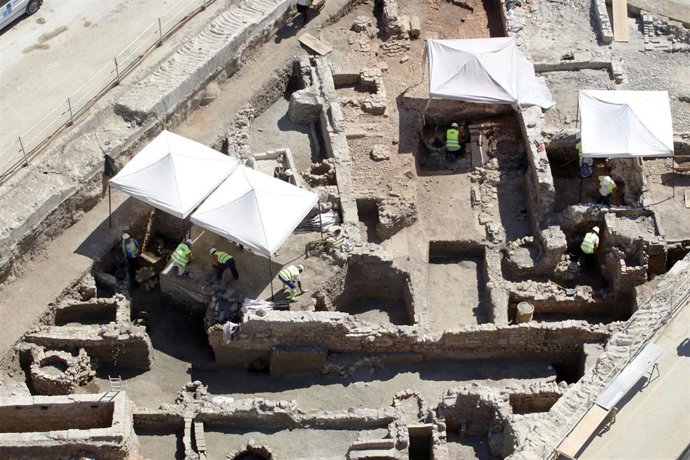 Arqueólogos avanzan en el entorno de la obra final del Metro de Málaga. Tras poco más de dos meses de trabajos en el tajo de la Avenida de Andalucía, la ocupación de la excavación se agranda, sacando a la luz nuevas evidencias de la Málaga musulmana del