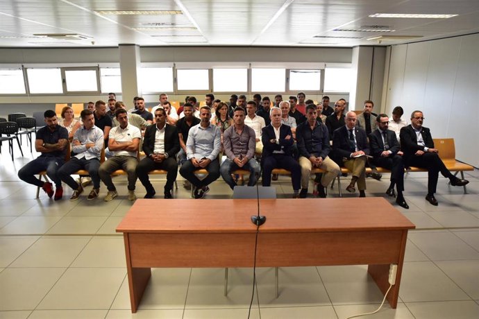 Algunos de los jugadores y técnicos de los esquipos de fútbol, Real Zaragoza y el Levante UD en 2011, se sientan en el banquillo en la primera jornada del juicio por el presunto amaño del partido de fútbol  Levante-Zaragoza de 2011.