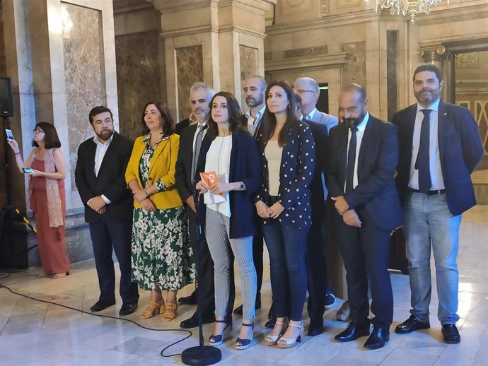 Carlos Carrizosa, Inés Arrimadas y Lorena Roldán junto a varios dirigentes de Cs