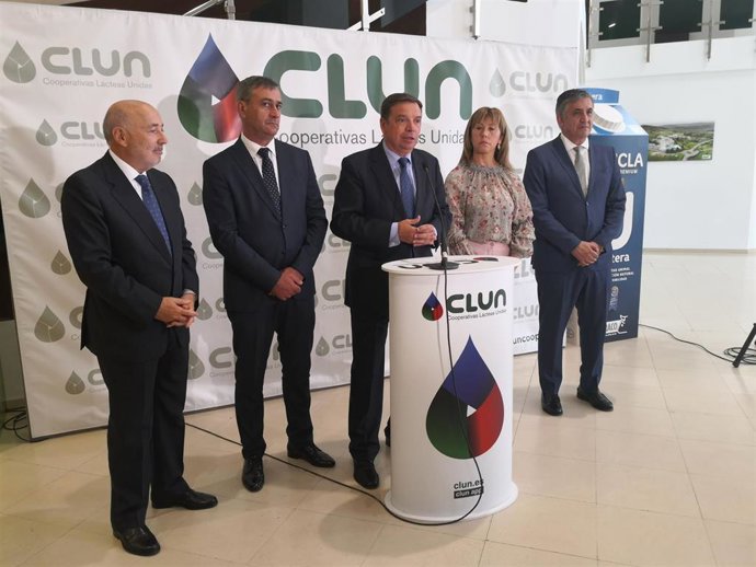 El ministro de Agricultura, Luis Planas, en el centro, en la fábrica de Clun, en Ames (A Coruña)