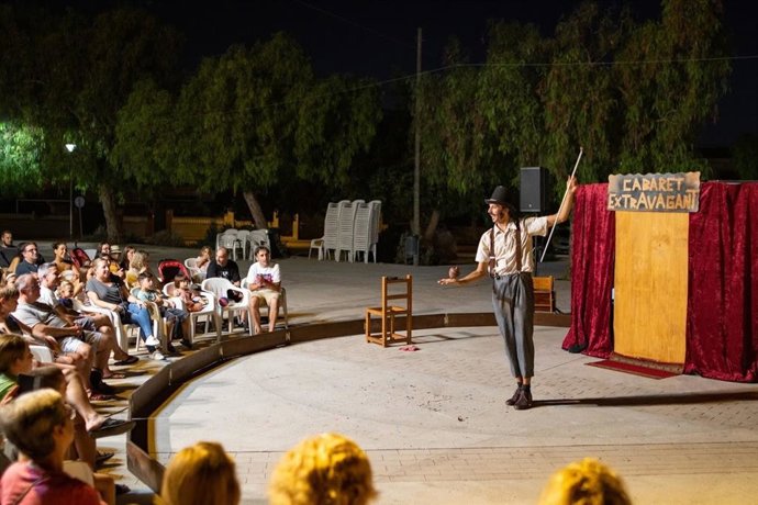 Un momento del espectáculo 'Cabaret extravagant', de la compañía Atirofijo, en el ciclo 'Cultura a la Fresca' de Marratxí.