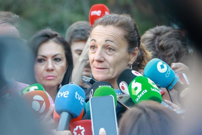 La hermana de la esquiadora Blanca Fernández Ochoa, Dolores Fernandez Ochoa, en el dispositivo de búsqueda centrado hoy en cuevas, barrancos y refugios