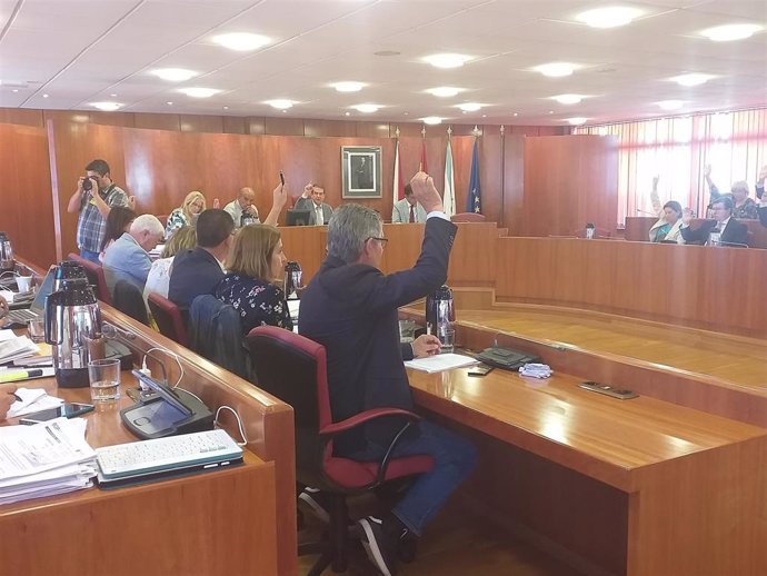 Votación en el salón de Plenos del Ayuntamiento de Vigo