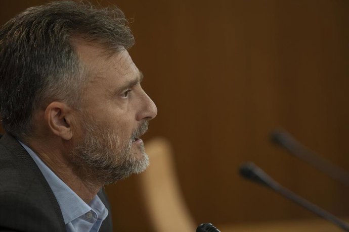Rueda de prensa del portavoz del Grupo Parlamentario Socialista, José Fiscal. En la sala de prensa del Parlamento.
