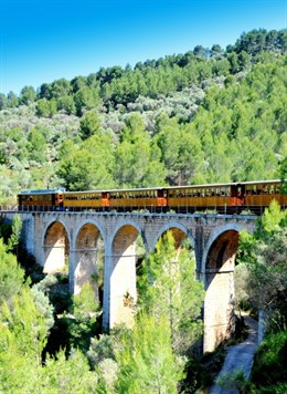 Tren de Sóller sobre un puente.