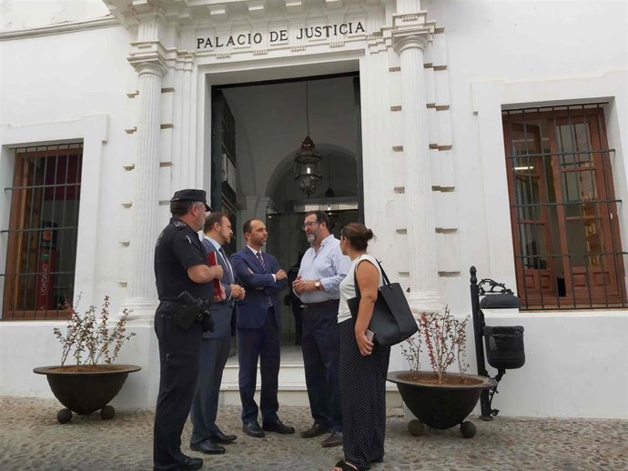 El director general de Infraestructuras Judiciales y Sistemas, Miguel Ángel Reyes, junto al alcalde de Carmona, Juan Ávila, y el delegado territorial de Justicia, Javier Millán