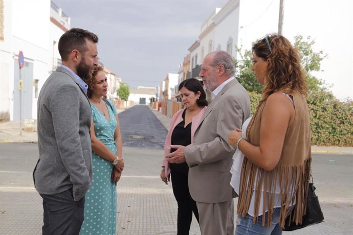 El presidente de la Diputación de Sevilla, Fernando Rodríguez Villalobos, en su visita a El Coronil