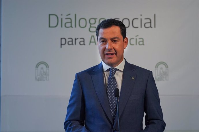 El presidente de la Junta de Andalucía, Juanma Moreno, atiende a los medios después de la reunión de la Mesa de Diálogo Social de Andalucía