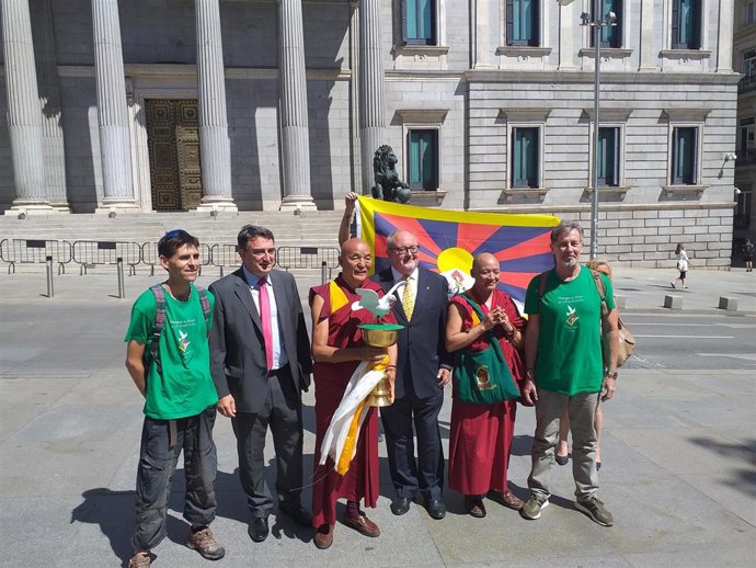 El director de la Fundación Casa del Tíbet de Barcelona, Thubten Wangchen, flanqueado por el diputado del PNV Aitor Esteban (segundo por la izquierda) y el diputado del PNV Joan Capdevila, junto a miembros de su campaña.
