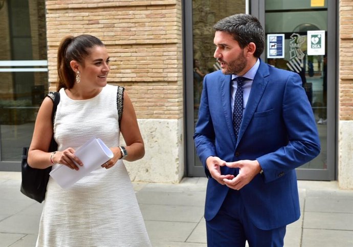 La consellera de Agricultura, Desarrollo Rural, Emergencia Climática y Transición Ecológica, Mireia Moll y el consejero de Agua, Ganadería, Pesca y Medio Ambiente del Gobierno de la Región de Murcia, Antonio Luengo, tras su reunión.