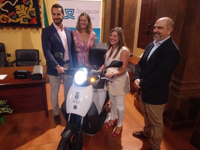 Entrega de dos motos eléctricas a Ubrique por parte de Diputación